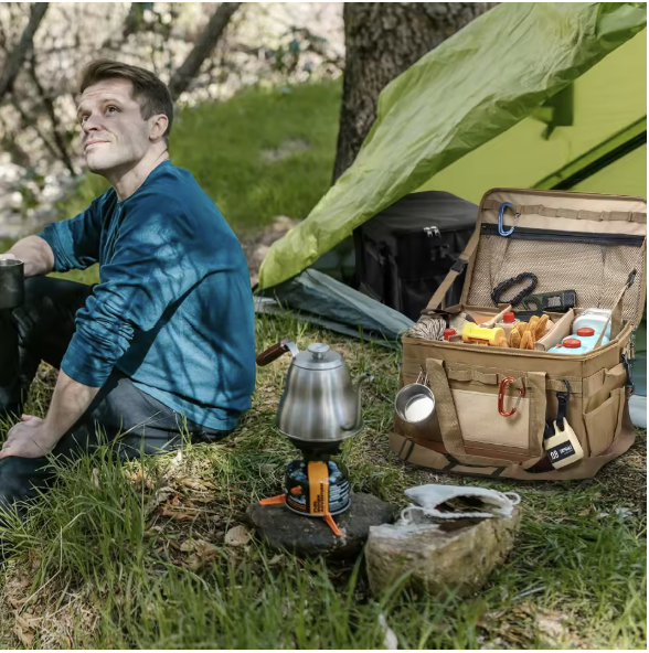 Sac de rangement étanche 30L ouvert avec équipements de randonnée à l’intérieur