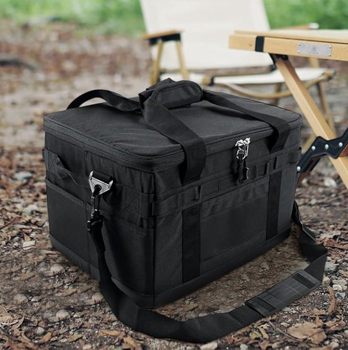 Sac étanche NaturaTrail 30L posé sur un sentier de randonnée en forêt noir 