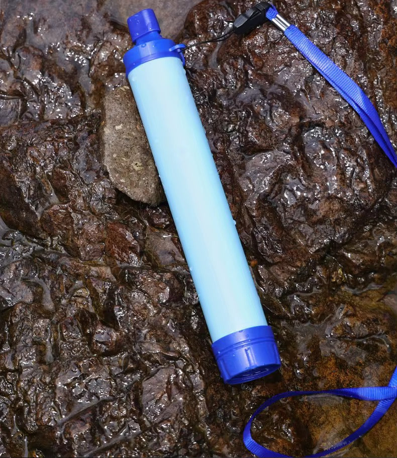 Paille filtrante portable bleue légère pour eau potable en randonnée et camping